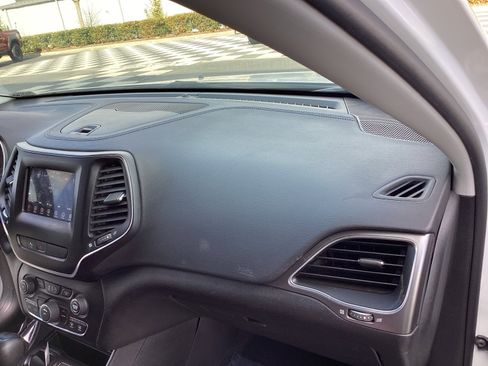 Used 2020 Jeep Cherokee Latitude Plus w/ Cold Weather Group image 17