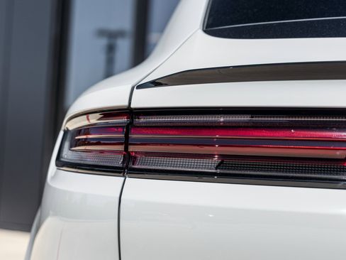 Certified 2025 Porsche Cayenne E-Hybrid Coupe image 14