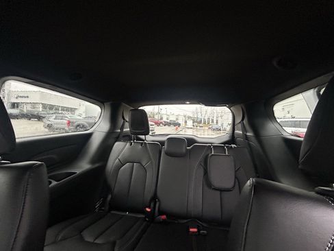 Used 2025 Chrysler Voyager LX image 32