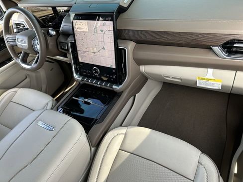 Used 2025 GMC Yukon XL Denali image 29