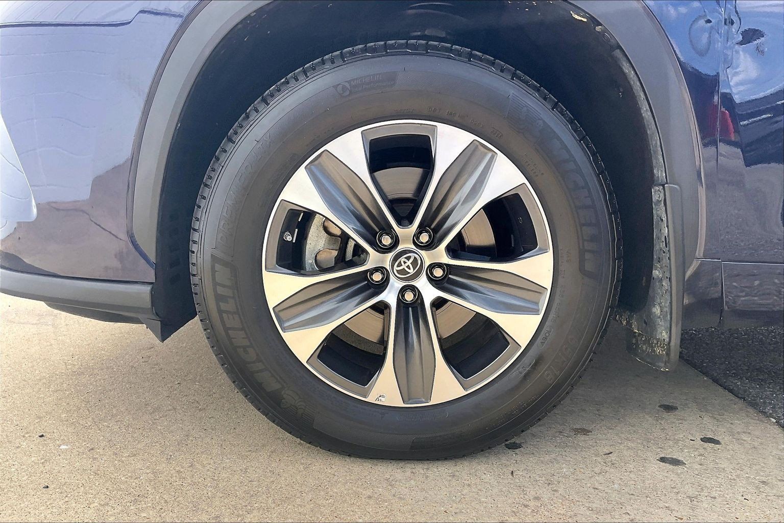 Used 2023 Toyota Highlander XLE AWD/4WD image 11