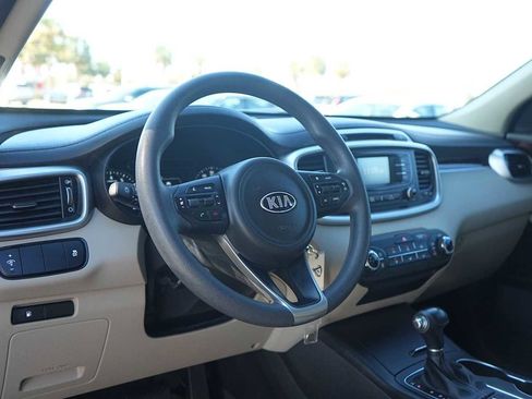 Used 2017 Kia Sorento LX image 2