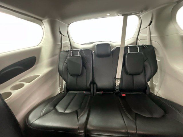 Used 2023 Chrysler Pacifica Touring-L FWD image 12