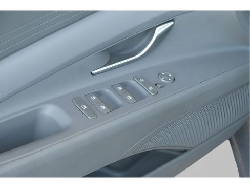 Used 2025 Hyundai Elantra SE FWD image 5