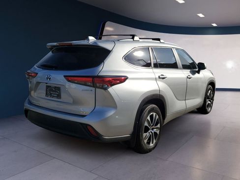 Used 2023 Toyota Highlander XLE FWD image 5