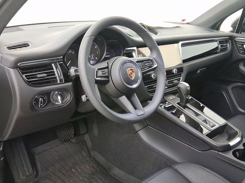 Used 2025 Porsche Macan image 4