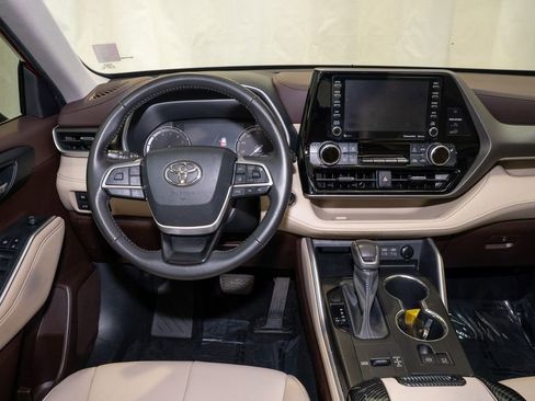 Used 2022 Toyota Highlander XLE image 7
