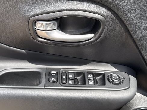 Used 2023 Jeep Renegade Altitude AWD/4WD image 12