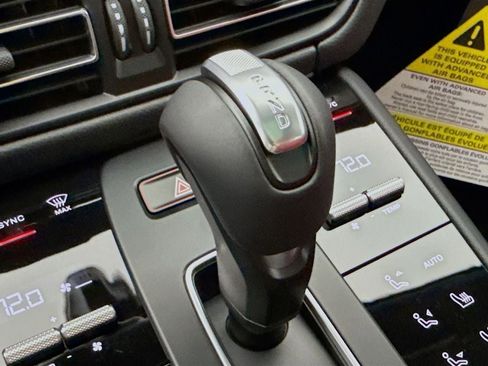 New 2026 Porsche Macan image 21