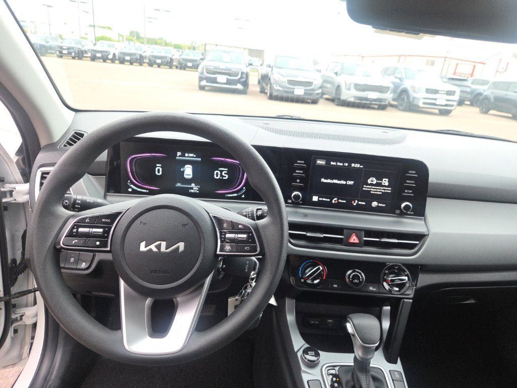 Used 2024 Kia Seltos LX AWD/4WD image 14