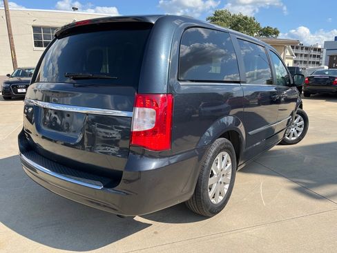 Used 2014 Chrysler Town & Country Touring image 5