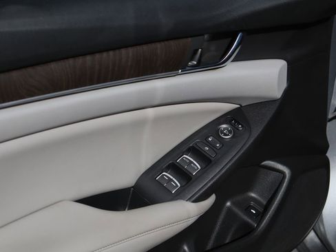 Used 2019 Honda Accord EX image 19