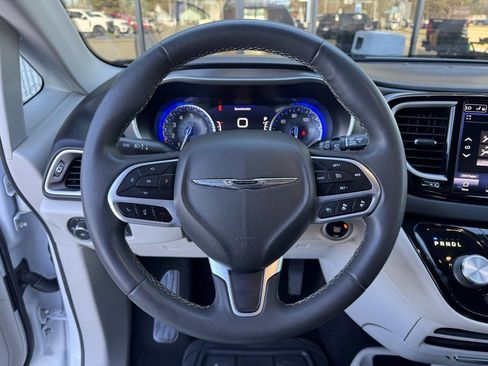 Used 2022 Chrysler Pacifica Touring-L image 8