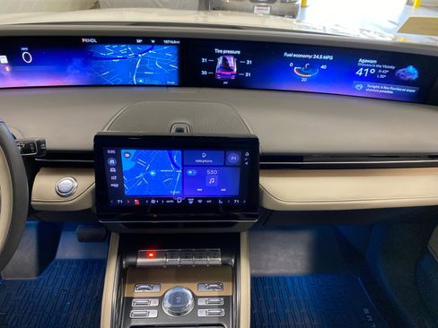 Used 2025 Lincoln Nautilus Reserve image 17