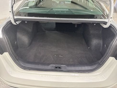 Used 2025 Nissan Altima 2.5 SV FWD image 11