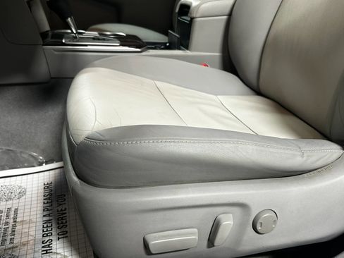 Used 2012 Toyota Camry XLE w/ Leather Pkg FWD image 16