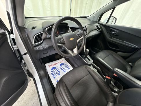 Used 2022 Chevrolet Trax LT w/ LT Convenience Package image 14