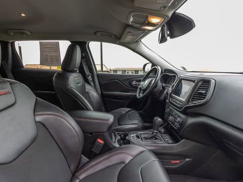 Used 2021 Jeep Cherokee Trailhawk w/ Comfort/Convenience Group AWD/4WD image 19