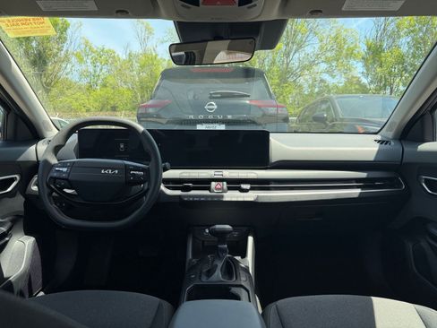 Used 2025 Kia K4 LXS image 32