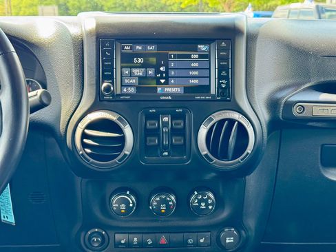 Used 2013 Jeep Wrangler Unlimited Sahara AWD/4WD image 14