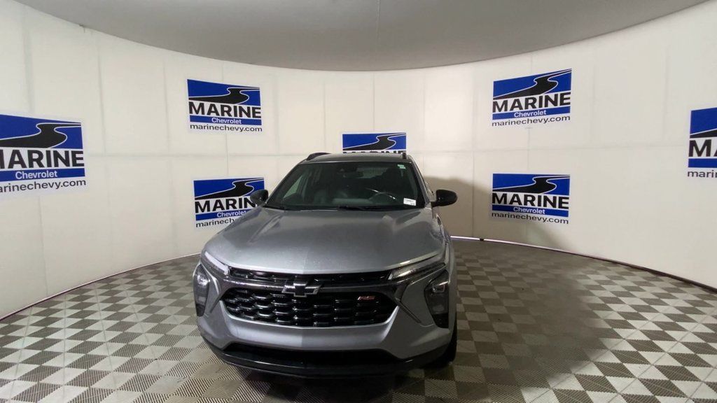 Used 2025 Chevrolet Trax RS w/ Driver Confidence Package FWD image 5