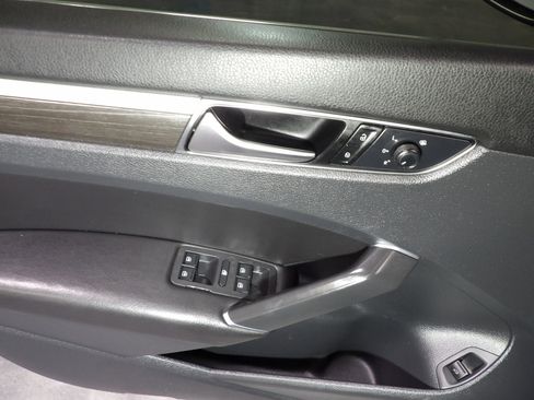 Used 2018 Volkswagen Passat 2.0T SE FWD image 8