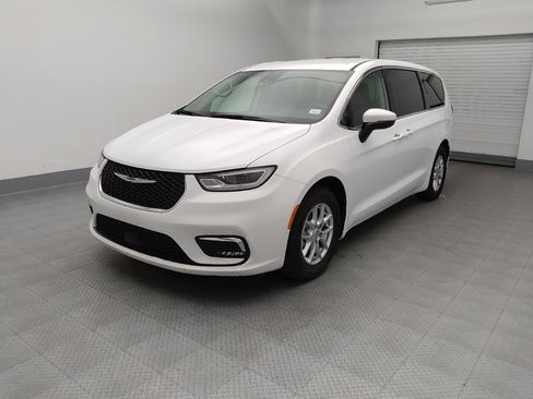 Used 2023 Chrysler Pacifica Touring-L FWD image 2