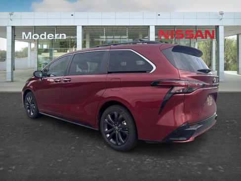 Used 2022 Toyota Sienna XSE FWD image 3