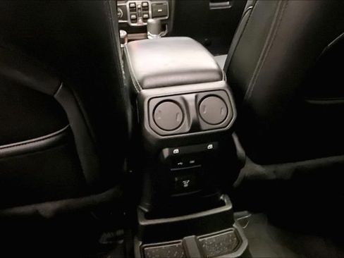 Used 2019 Jeep Wrangler Unlimited Sahara image 10