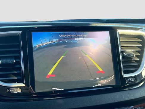 Used 2024 Chrysler Pacifica Touring-L FWD image 12