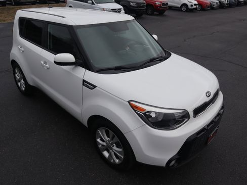 Used 2016 Kia Soul + image 12