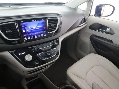 Used 2017 Chrysler Pacifica Touring-L FWD image 25
