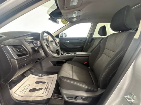 Used 2025 Nissan Rogue SV FWD image 3