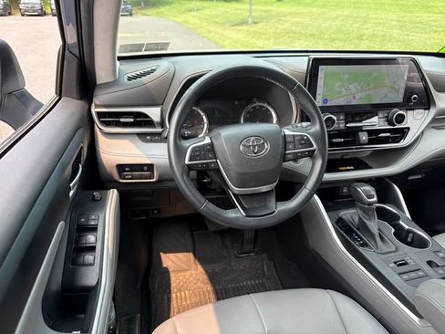 Used 2023 Toyota Highlander XLE AWD/4WD image 19