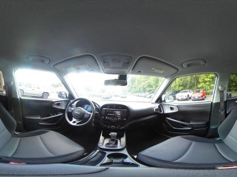 Used 2025 Kia Soul LX w/ LX Technology Package FWD image 32