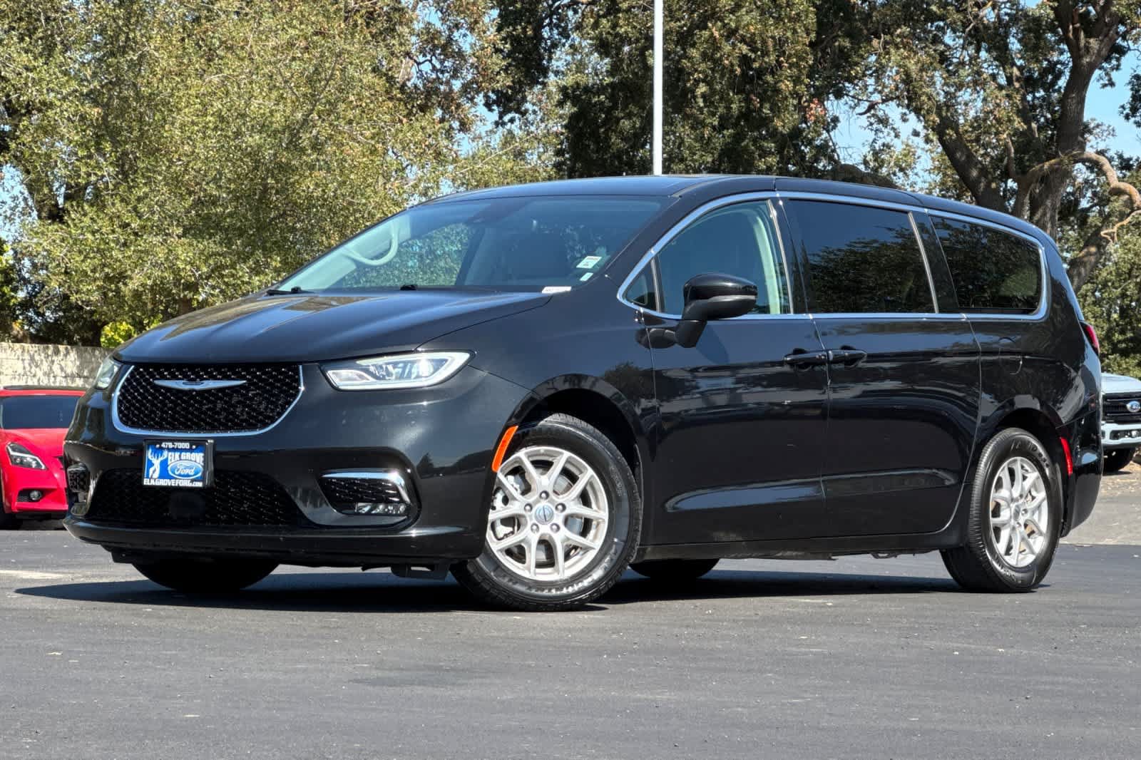 Used 2023 Chrysler Pacifica Touring-L FWD image 1