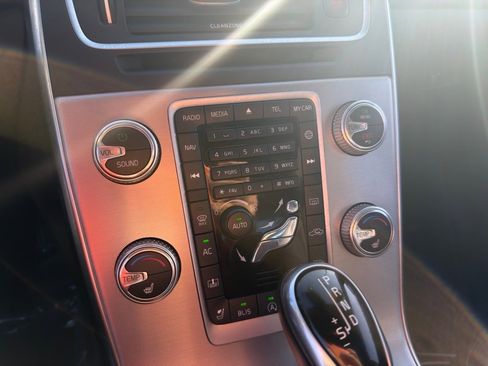 Used 2017 Volvo S60 T5 Inscription image 23