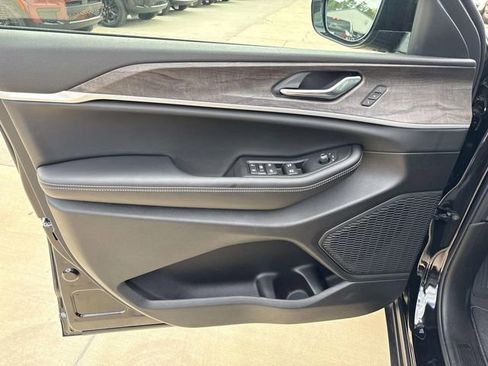 New 2025 Jeep Grand Cherokee L Limited w/ Luxury Tech Group II image 11