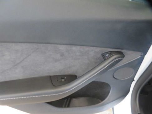Used 2024 Tesla Model Y Long Range AWD/4WD image 19