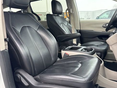 Used 2023 Chrysler Pacifica Touring-L FWD image 32