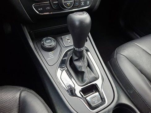 Used 2020 Jeep Cherokee Limited image 18