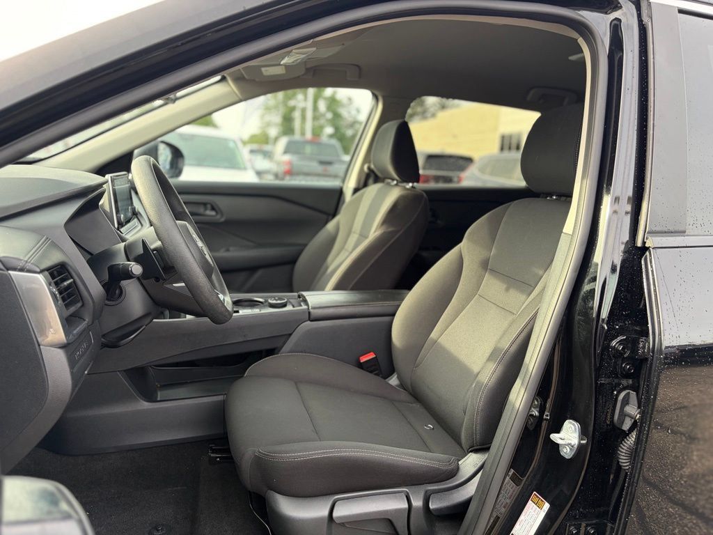 Used 2024 Nissan Rogue S AWD/4WD image 17