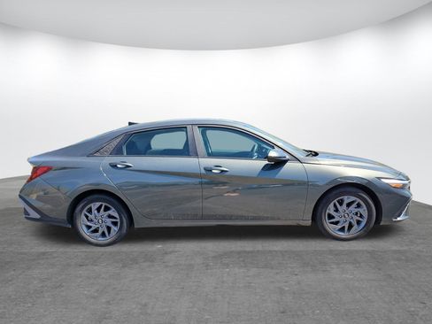 Used 2024 Hyundai Elantra SEL FWD image 2