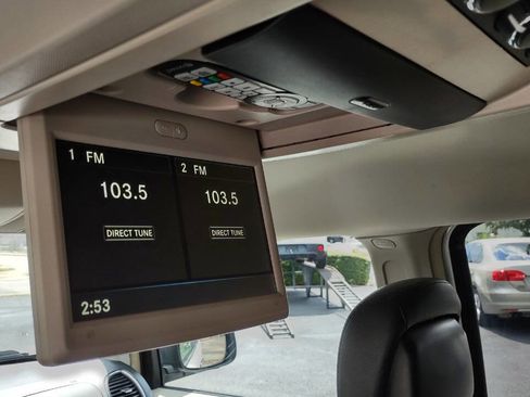 Used 2015 Chrysler Town & Country Touring w/ Driver Convenience Group image 39