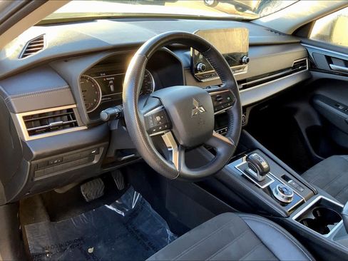 Used 2023 Mitsubishi Outlander SE image 16