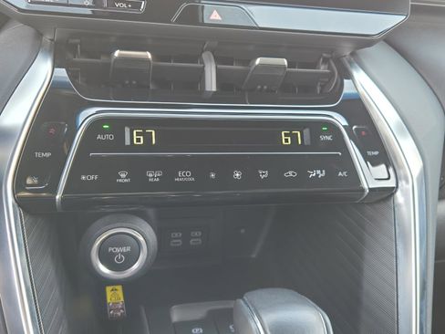 Used 2024 Toyota Venza XLE image 11