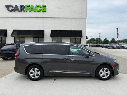 Used 2017 Chrysler Pacifica Touring-L Plus FWD image 17