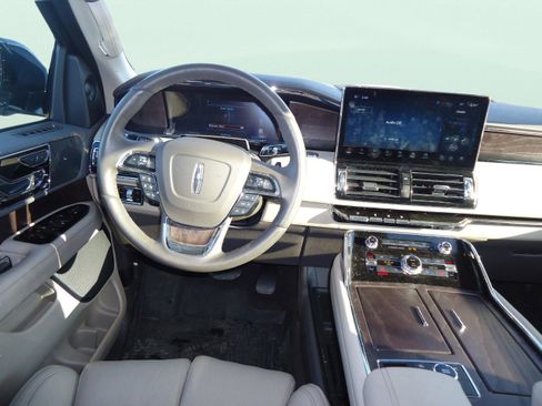 Used 2024 Lincoln Navigator L Reserve image 11