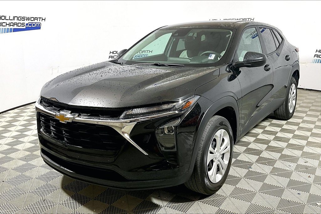 Used 2025 Chevrolet Trax LS FWD image 1