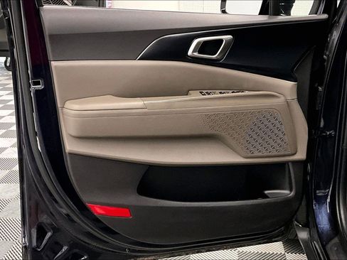 Used 2025 Kia Carnival FWD image 20